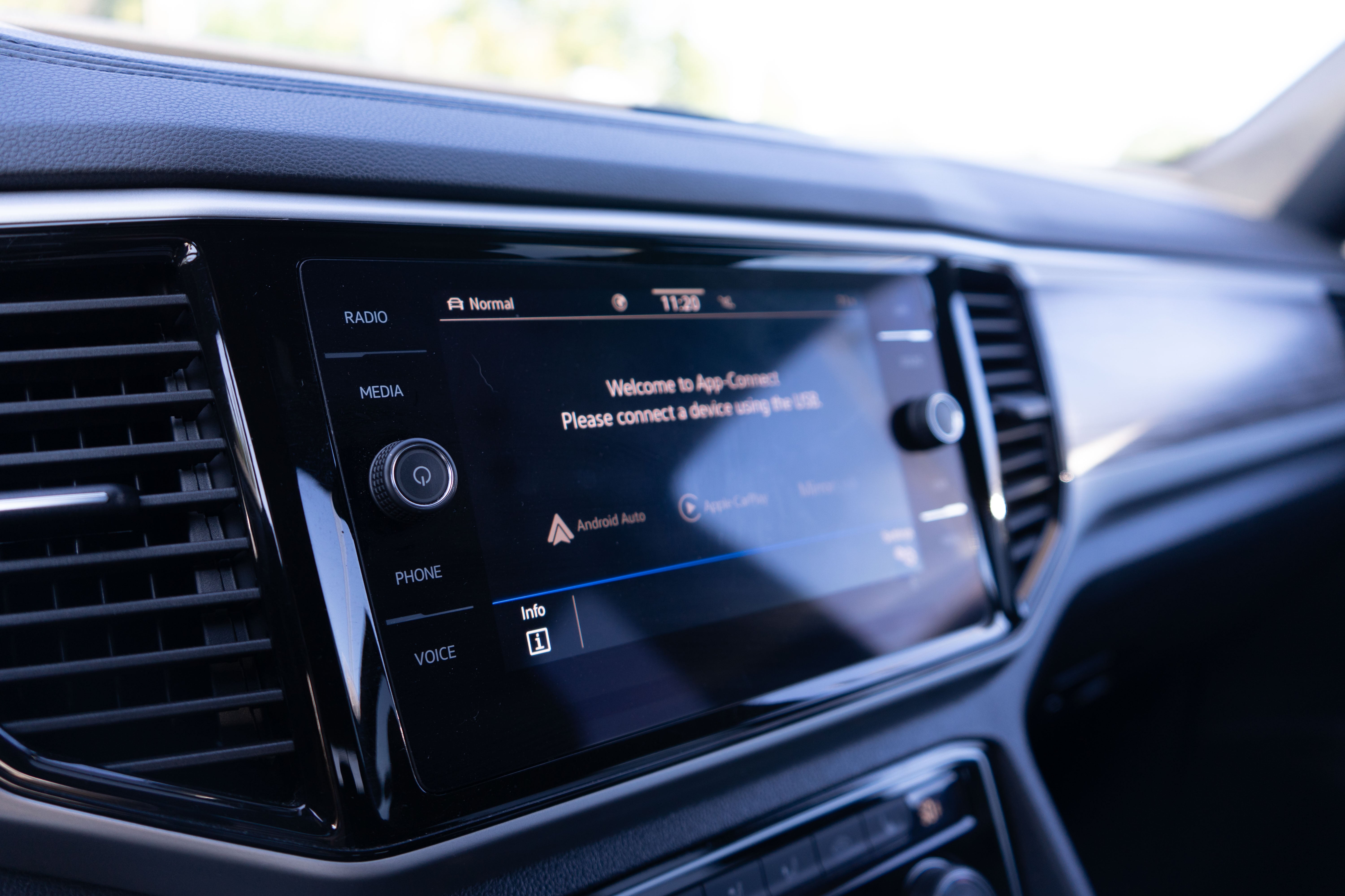 2023 Volkswagen Atlas Cross Sport 2.0T SE w/Technology