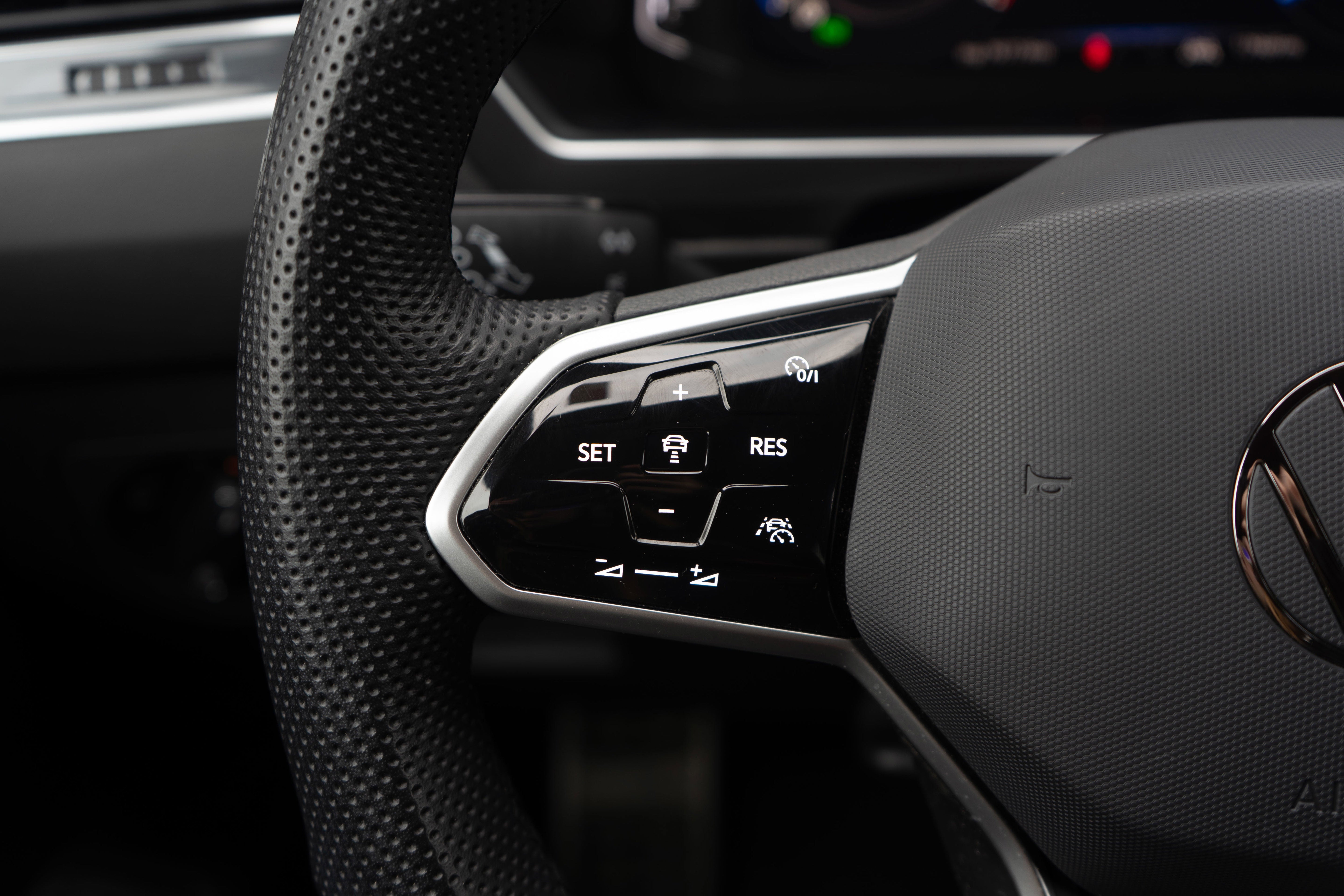 2024 Volkswagen Tiguan SEL R-Line