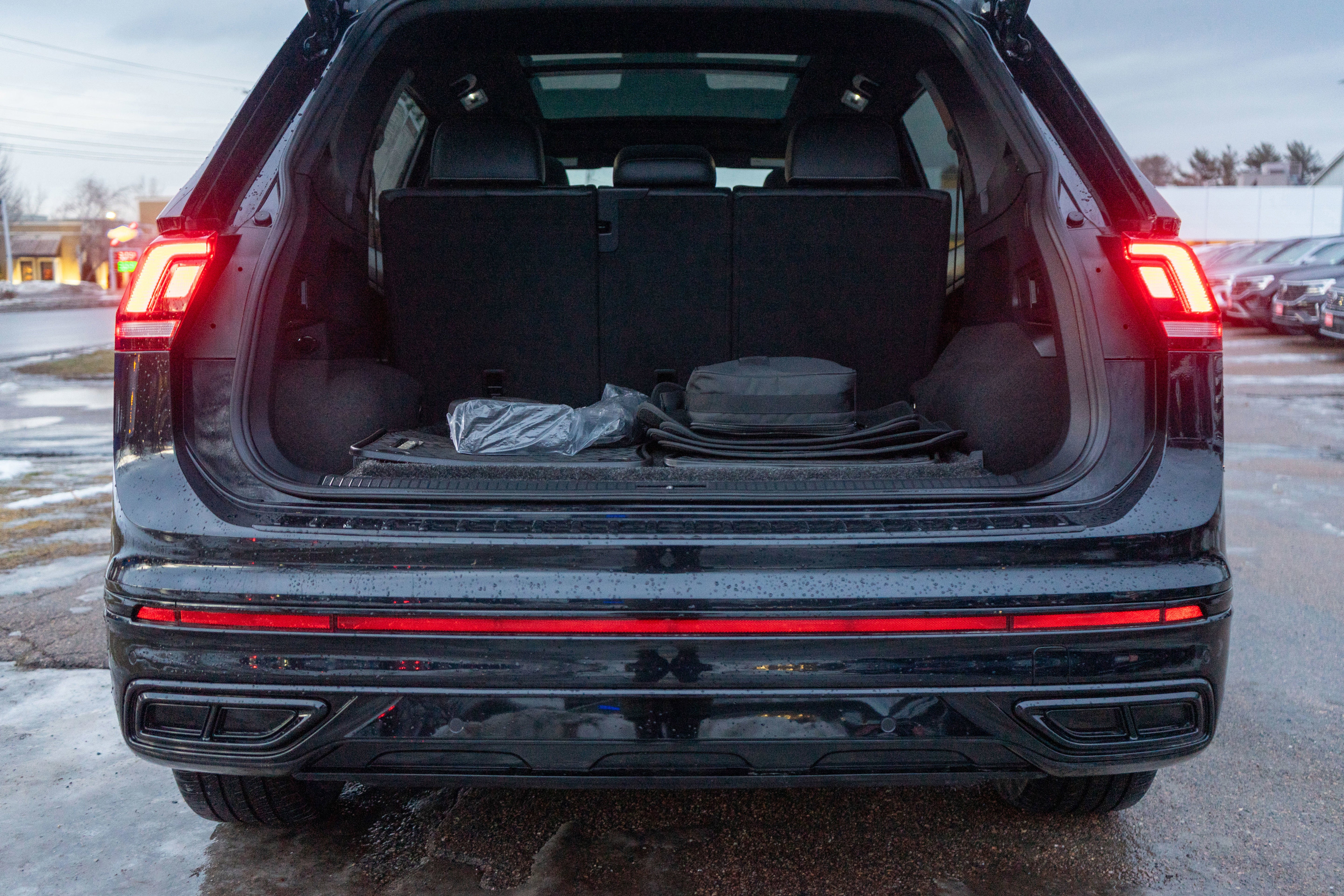 2023 Volkswagen Tiguan SE R-Line Black