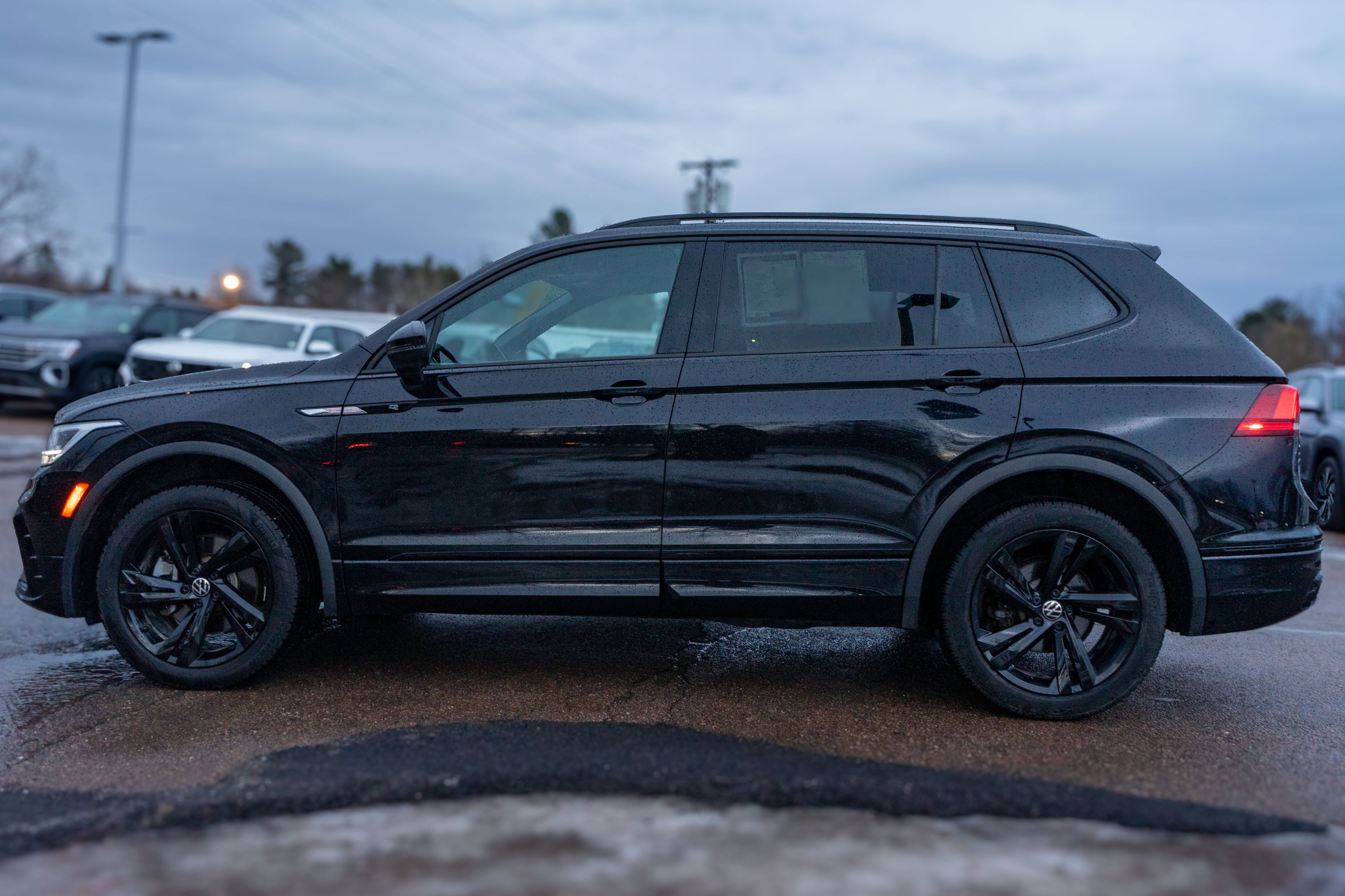 2023 Volkswagen Tiguan SE R-Line Black