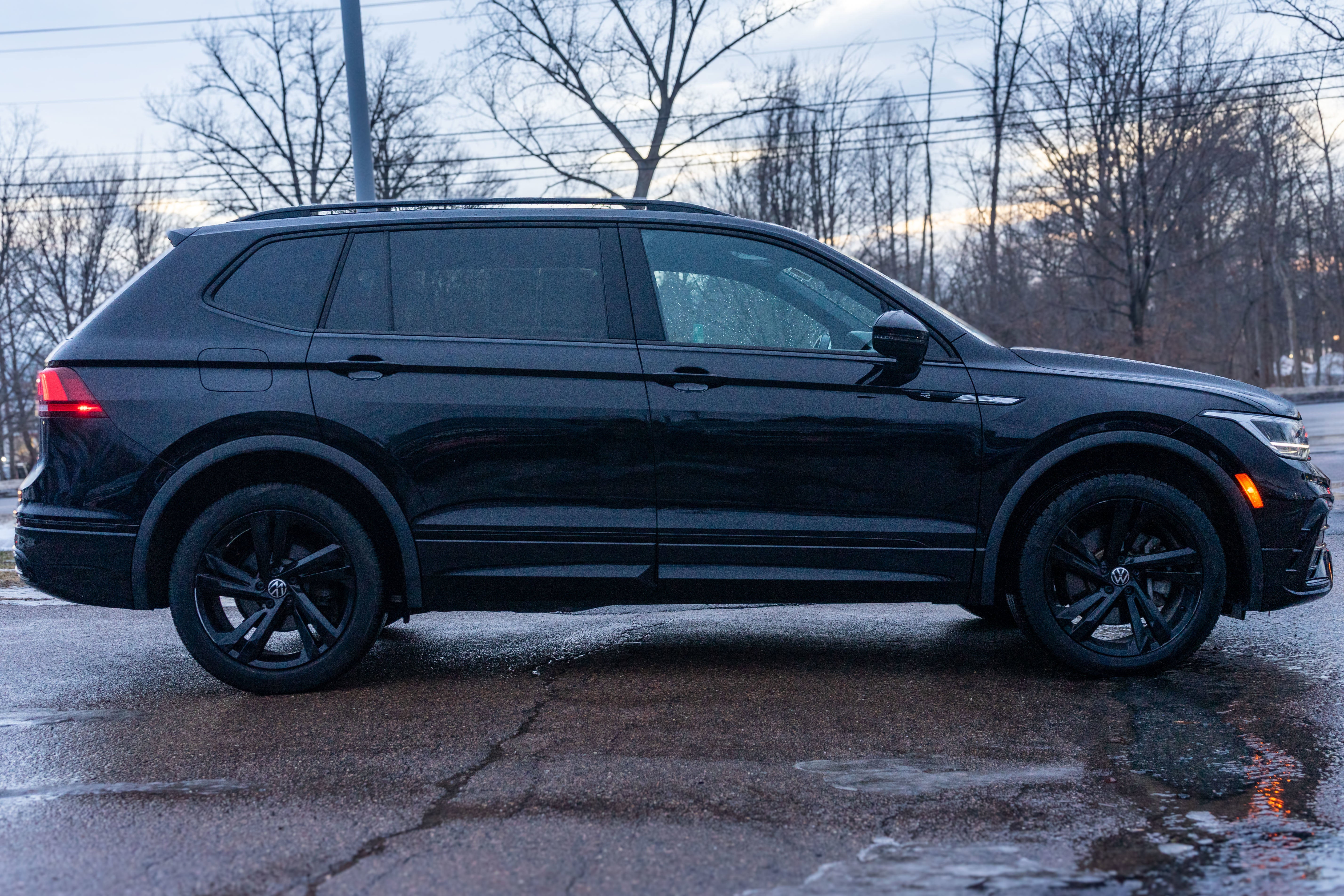 2023 Volkswagen Tiguan SE R-Line Black